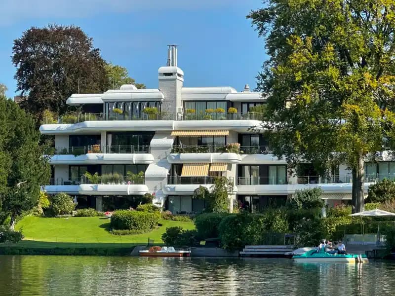 Un paseo por los canales de Hamburgo.
